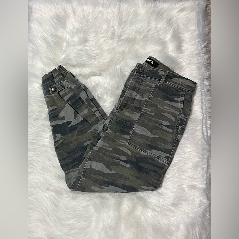 Express High Rise Cropped Camo Pant - Picture 7 of 8